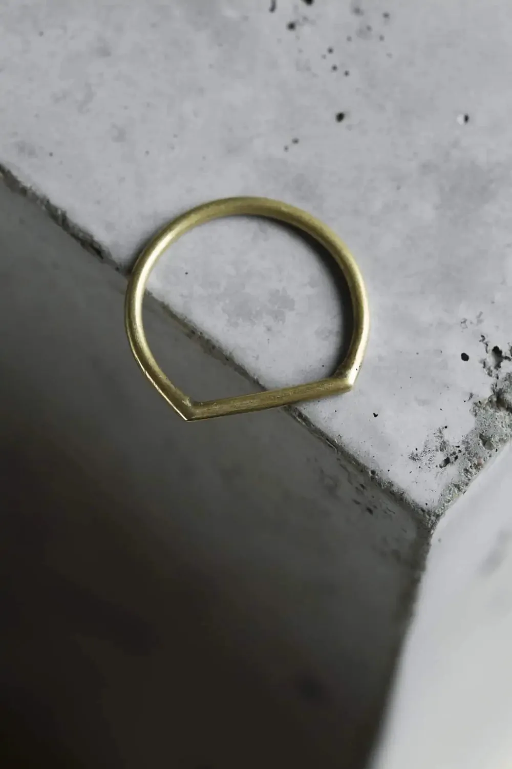 Jyoti Ranchi anello stretto in ottone lucido