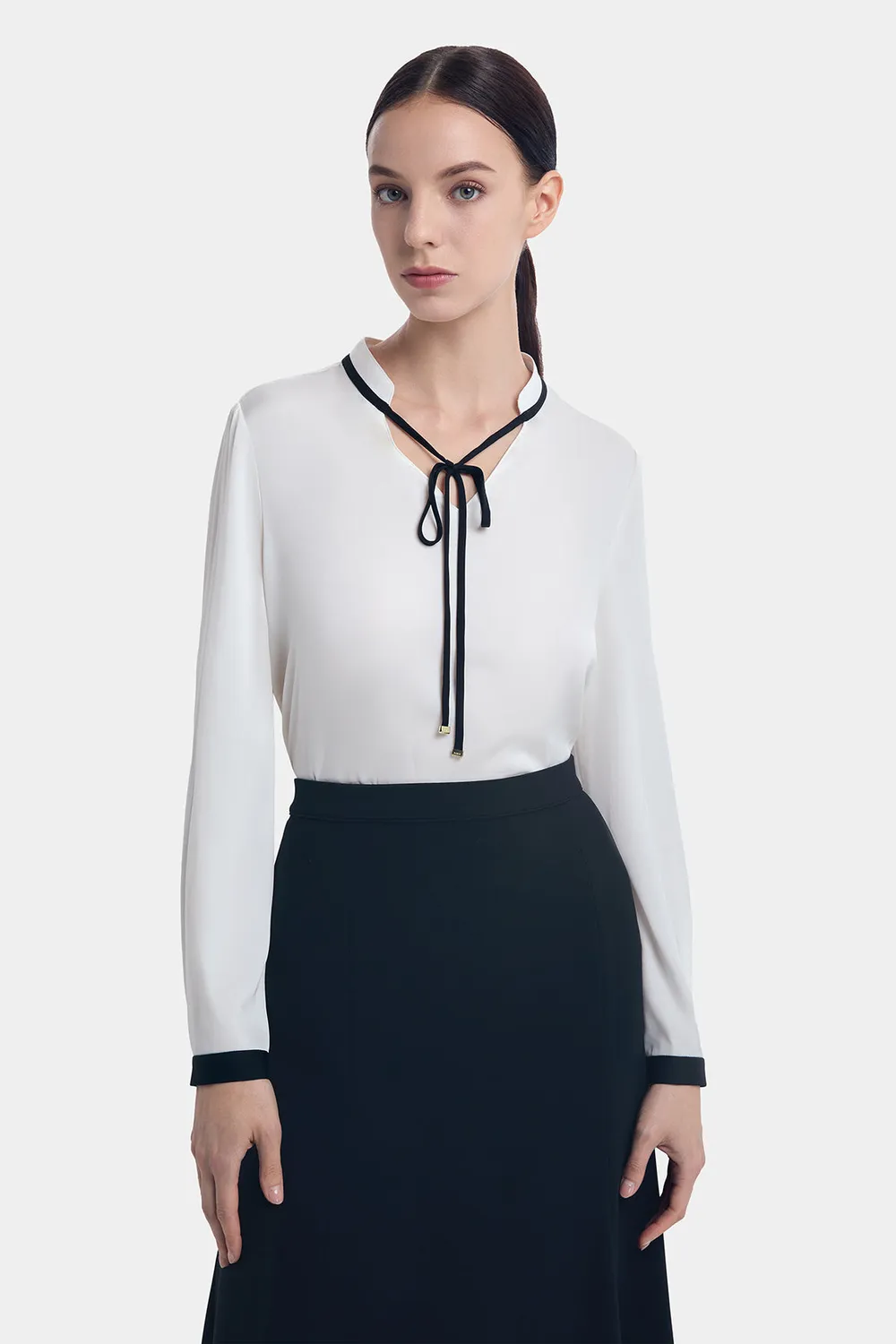 PORTS camicia in seta crema con cravatta nera