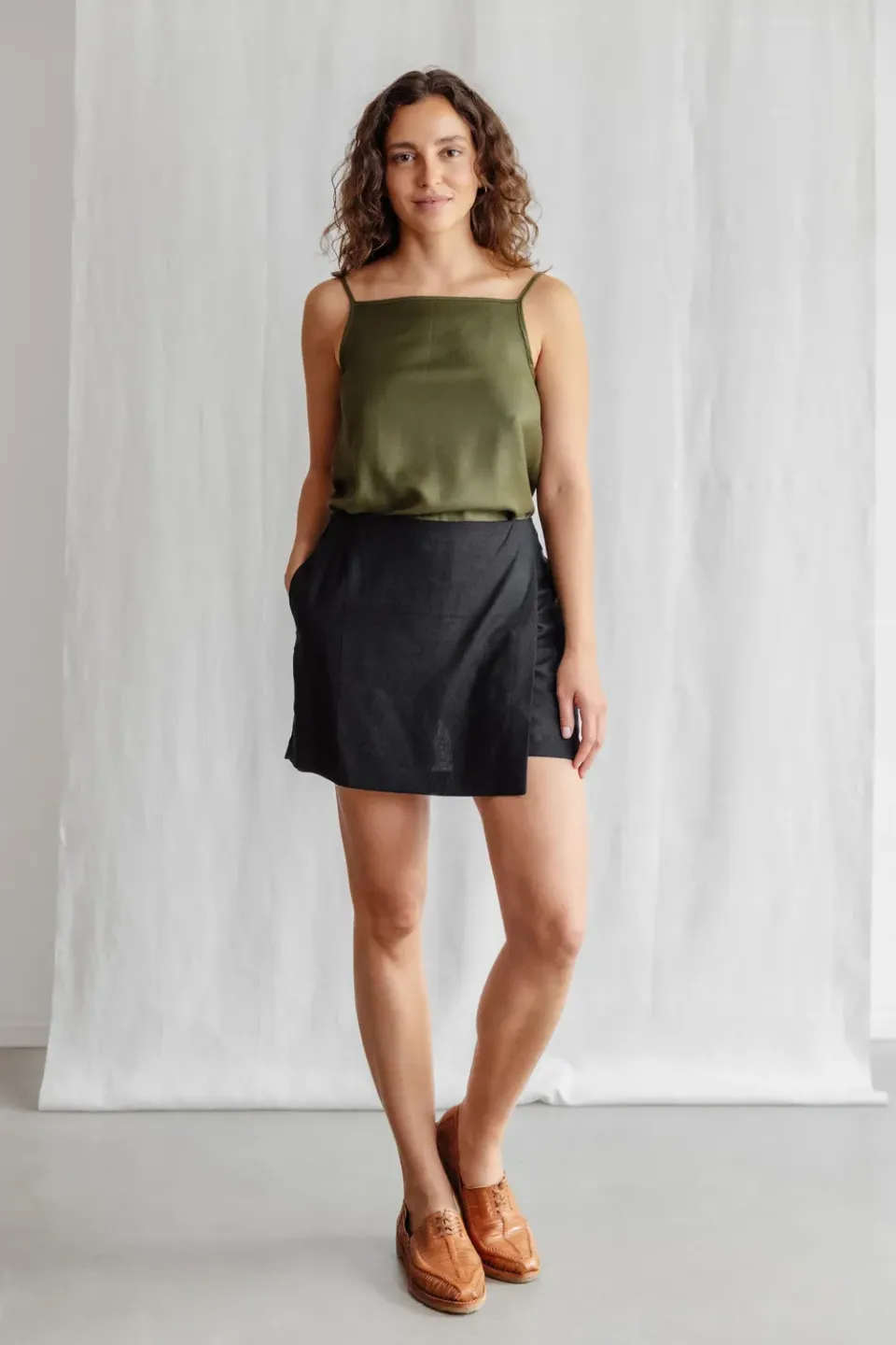 Jyoti Safiya gonna pantaloncino canapa nera con tasche