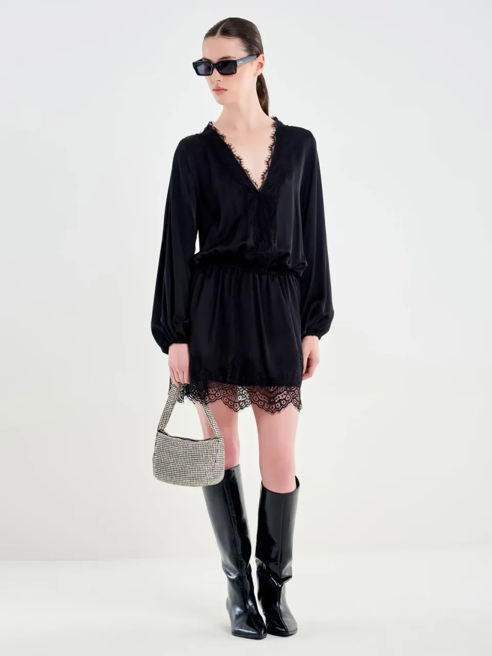 Vicolo abito mini raso nero pizzo maniche lunghe