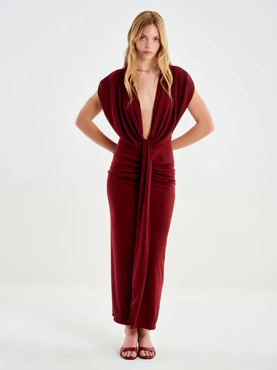 Vicolo abito lungo bordeaux scollo a V smanicato
