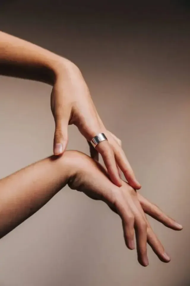 Jyoti Moota anello argento largo lucido