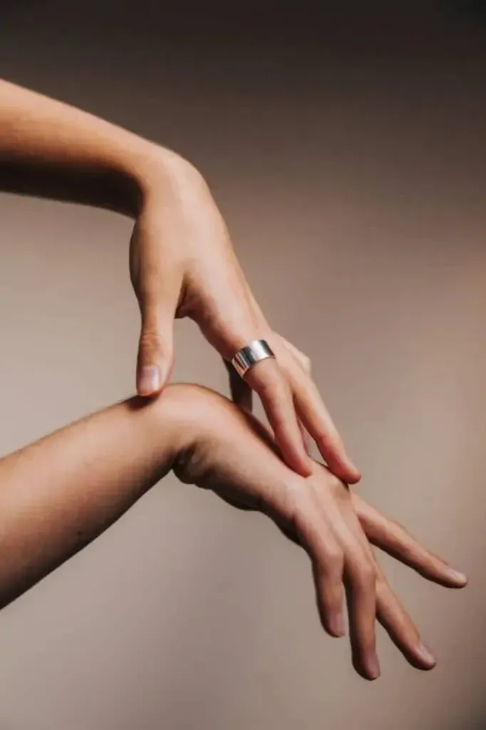 Jyoti Moota anello argento largo lucido