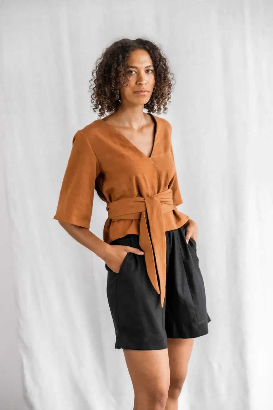 Jyoti Fair Works Vasanta blusa cotone nocciola scollo a V