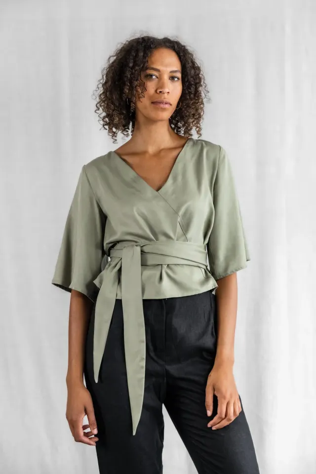 Jyoti Vasanta blusa modal matcha scollo V