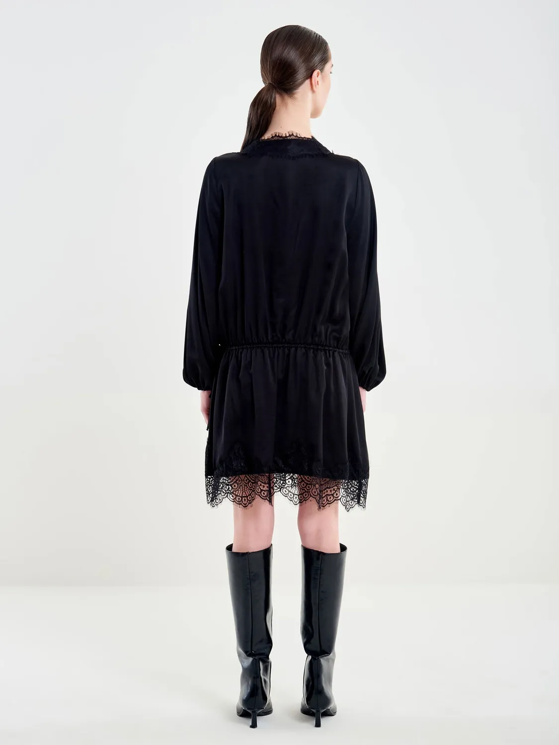 Vicolo abito mini raso nero pizzo maniche lunghe