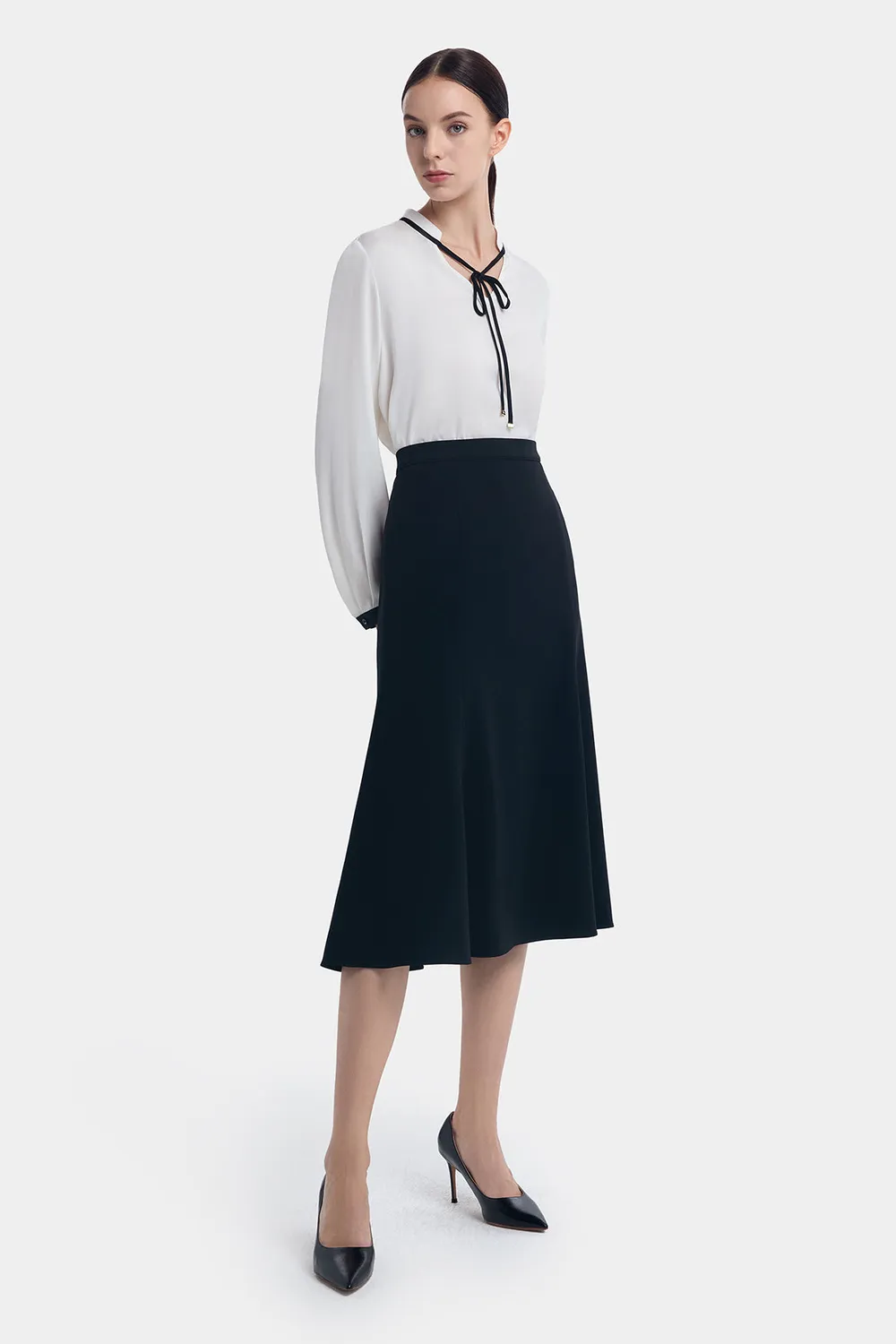 PORTS camicia in seta crema con cravatta nera