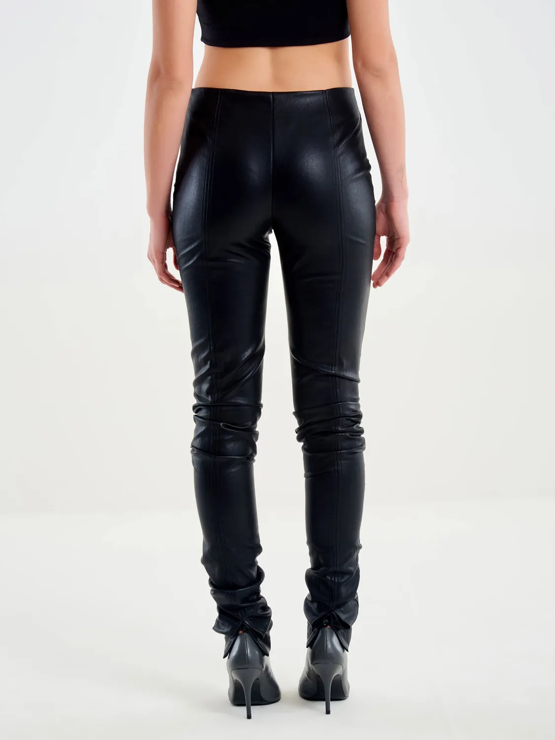 Vicolo pantalone similpelle nero spacco tacco