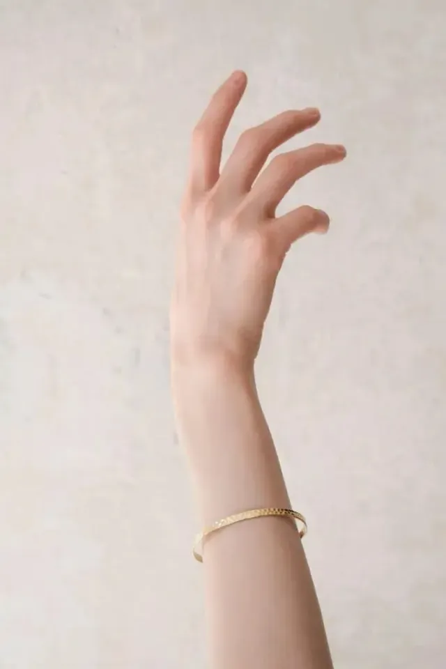 Jyoti Agra bracciale rigido ottone martellato aperto