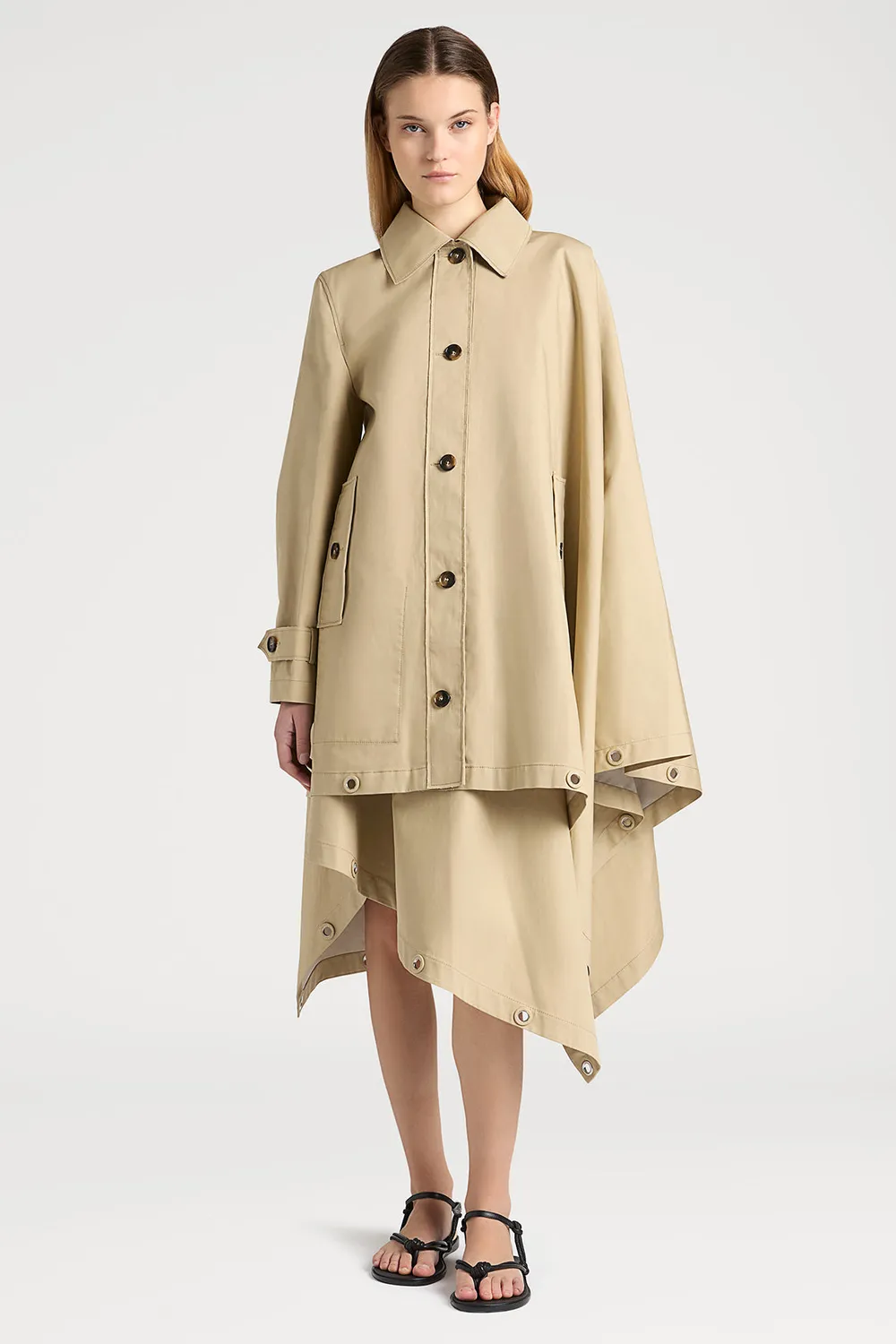PORTS Cape Couture trench asimmetrico beige con blusa