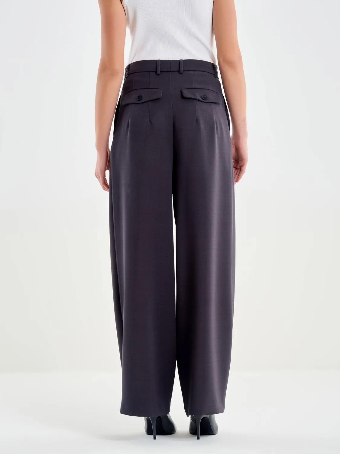 Vicolo Pantalone Palazzo Pinces largo grigio asfalto