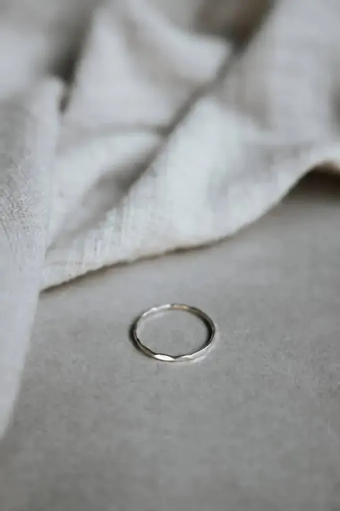 Jyoti Ankit anello argento martellato stretto