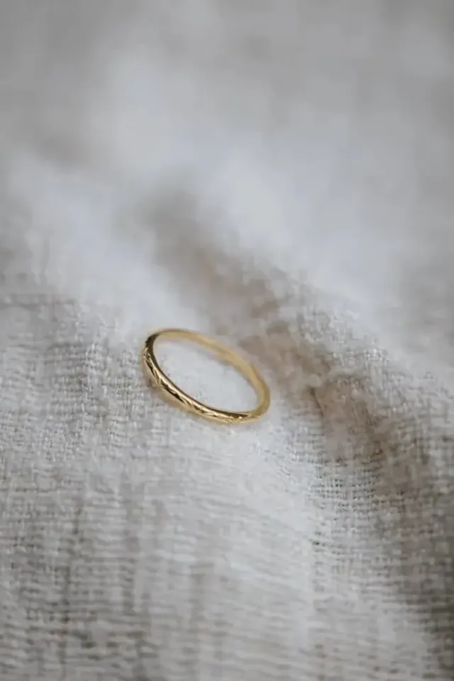 Jyoti Maalia Brass anello sottile inciso misura 52
