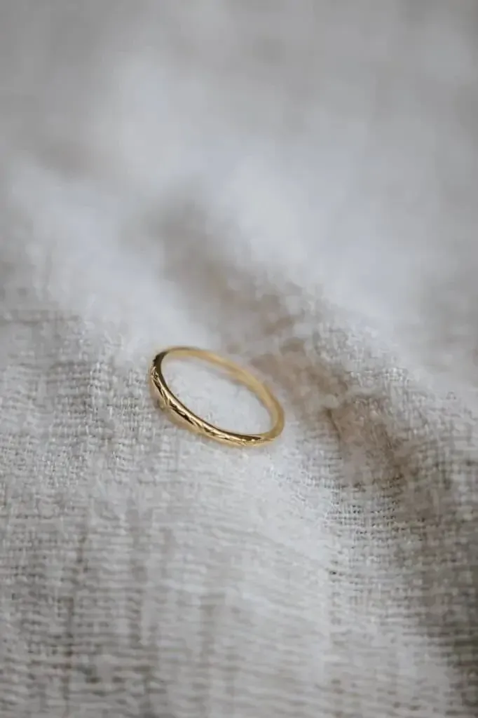 Jyoti Maalia Brass anello sottile inciso misura 52