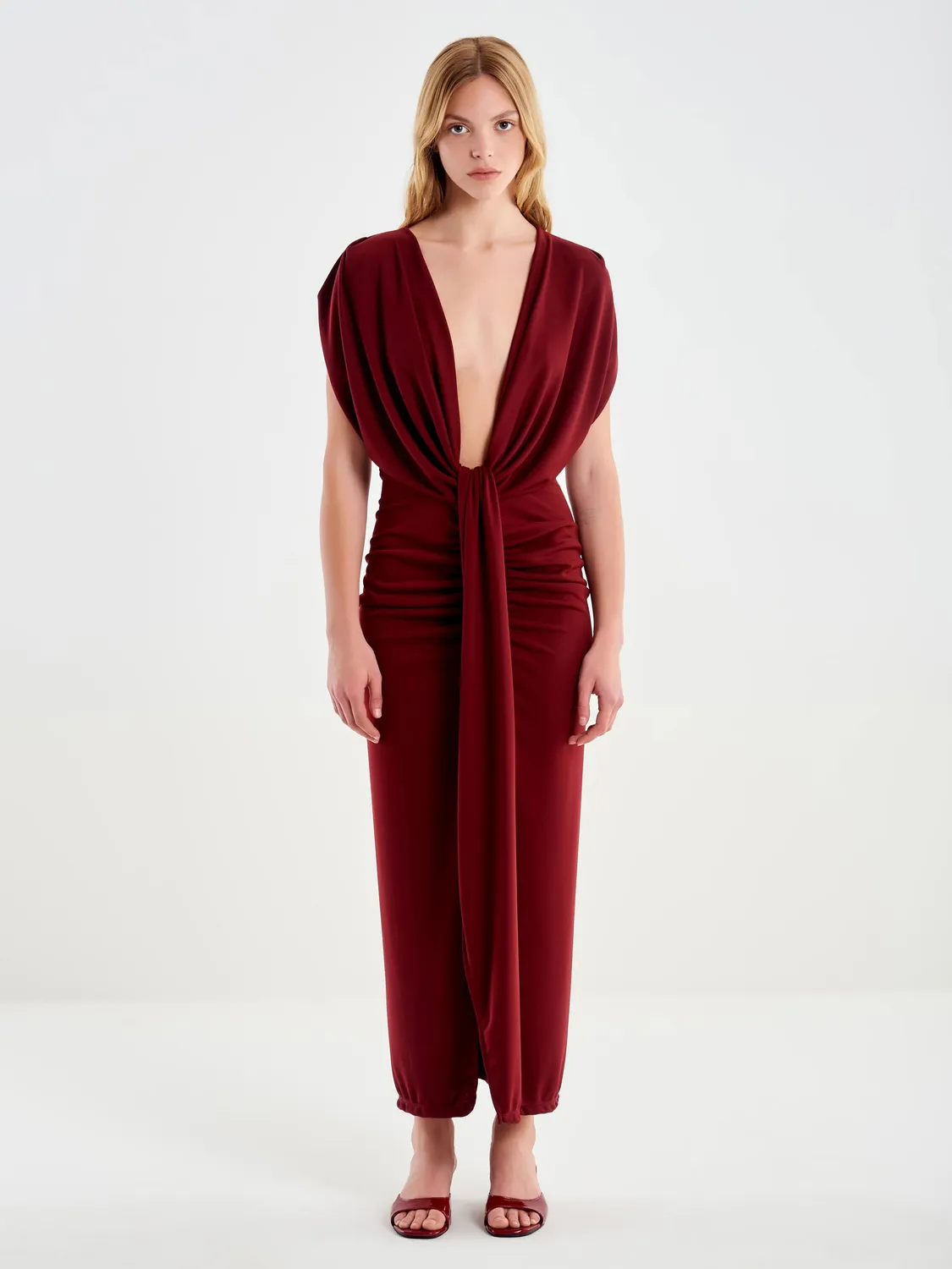 Vicolo abito lungo bordeaux scollo a V smanicato