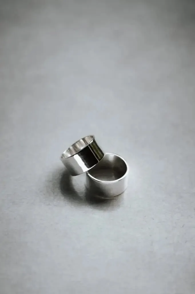 Jyoti Moota anello argento largo lucido