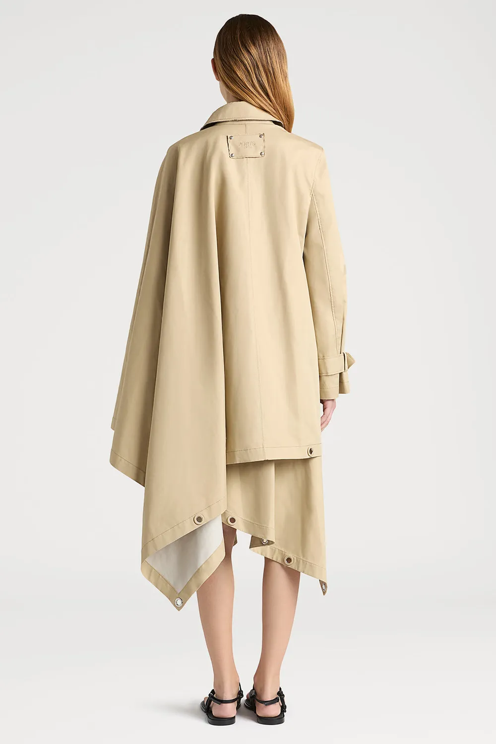 PORTS Cape Couture trench asimmetrico beige con blusa