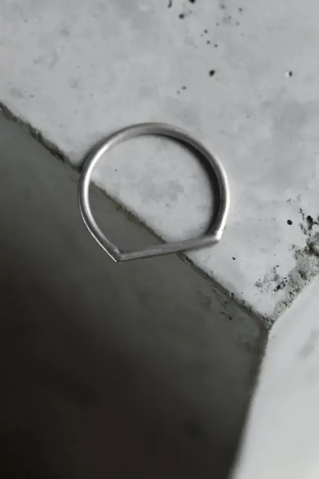 Jyoti Ranchi anello argento stretto lucido