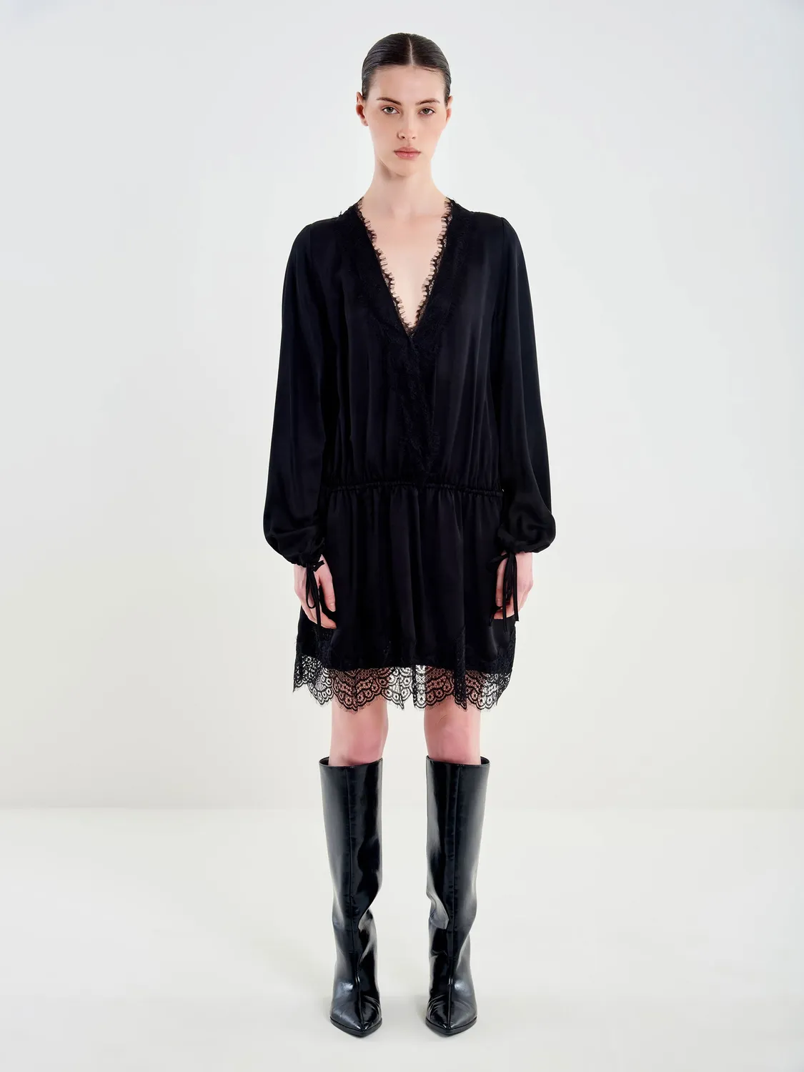 Vicolo abito mini raso nero pizzo maniche lunghe