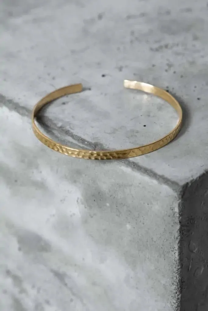 Jyoti Agra bracciale rigido ottone martellato aperto