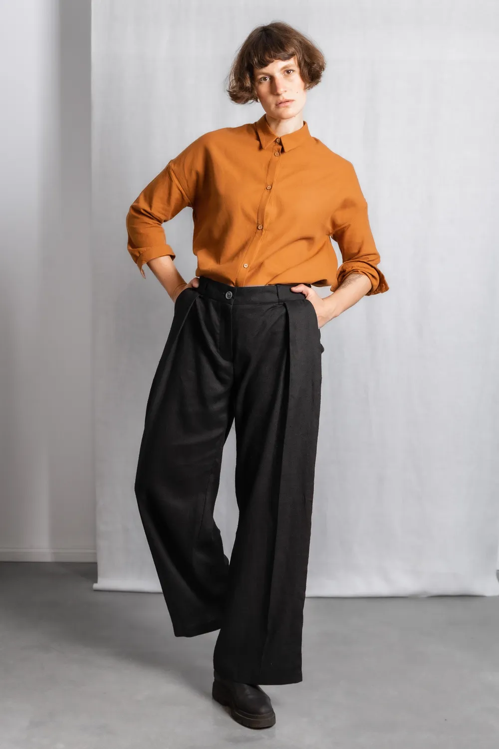 Jyoti Meghana pantaloni canapa neri larghi