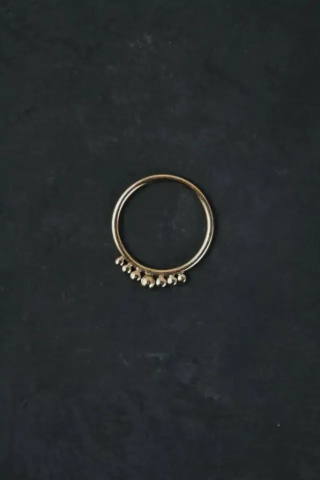Jyoti Rivaali anello in ottone con perline misura 52-60