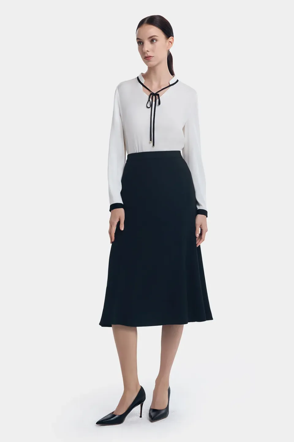 PORTS camicia in seta crema con cravatta nera