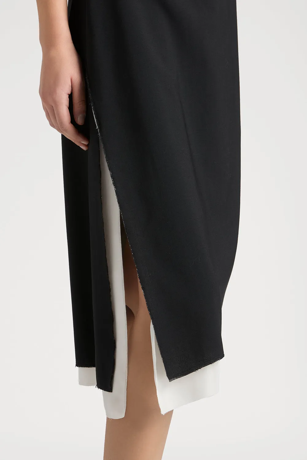 Ports vestito nero elegante con profili bianchi