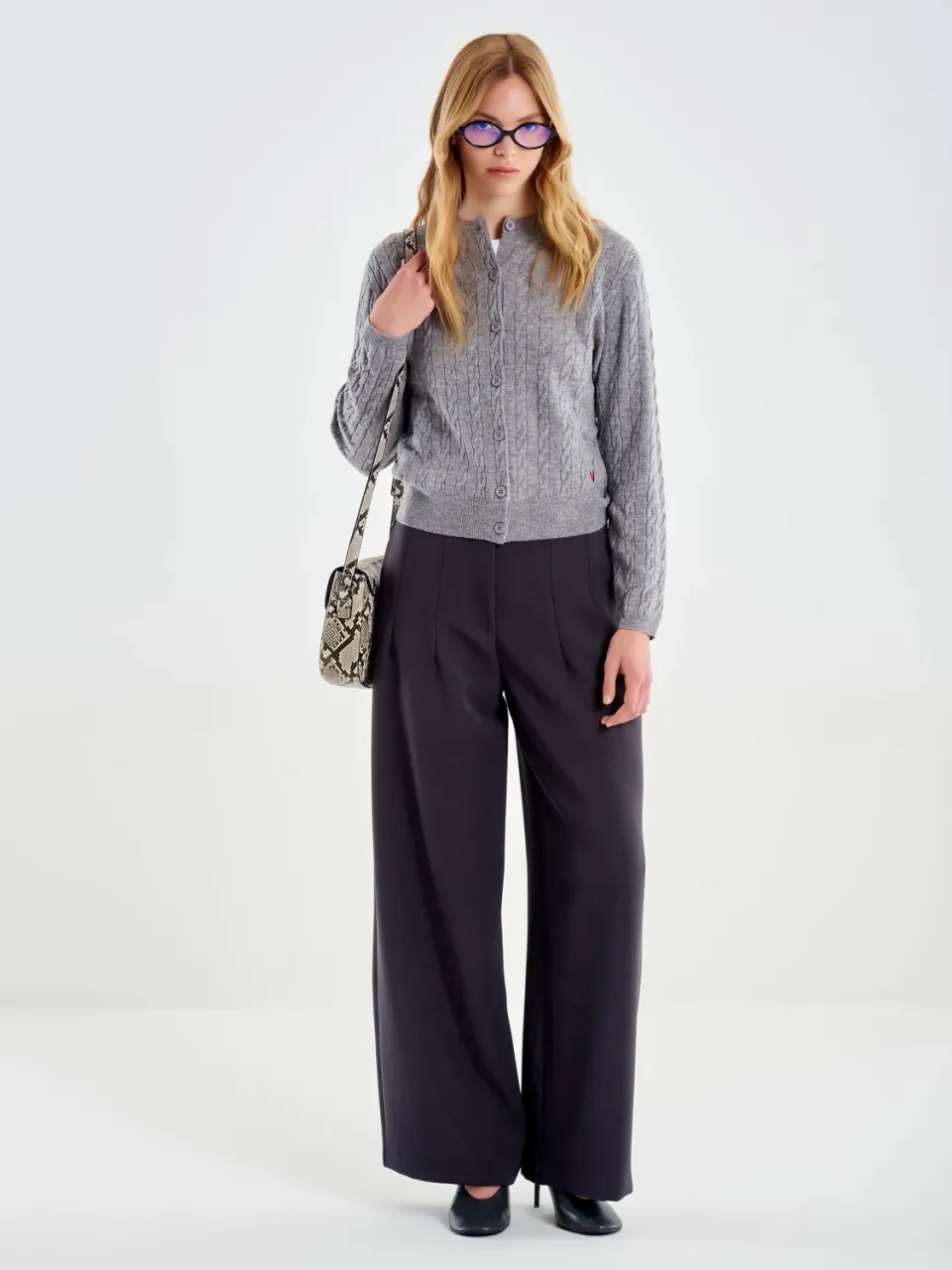 Vicolo Pantalone Palazzo Pinces largo grigio asfalto